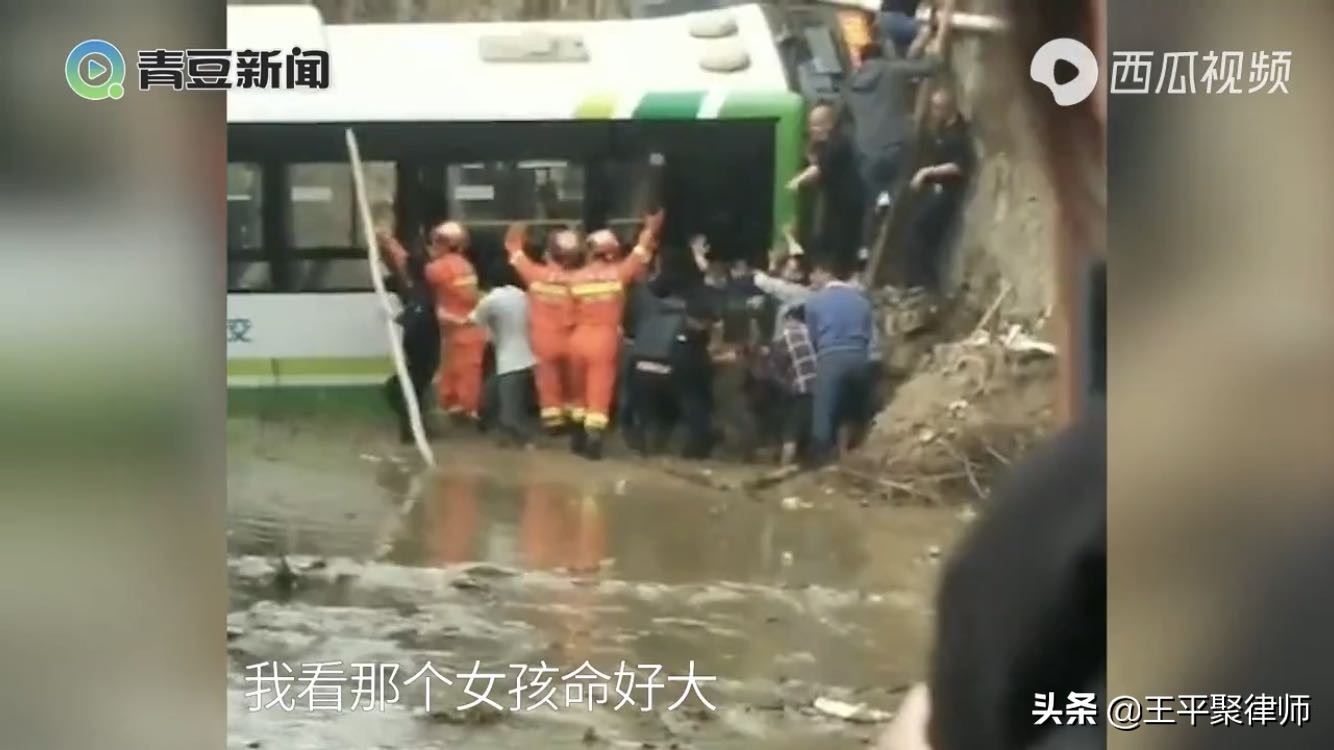 公交车失控坠河，女孩被车尾压住不得动弹，可能命在旦夕。