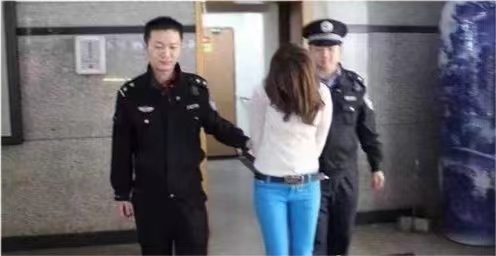 90后女生租豪车冒充白富美与男子发生关系索取钱物是否构成犯罪？